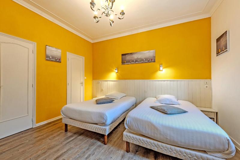 Twin Room image 3