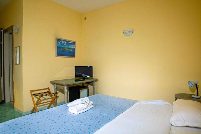 Economy Double Room image 4