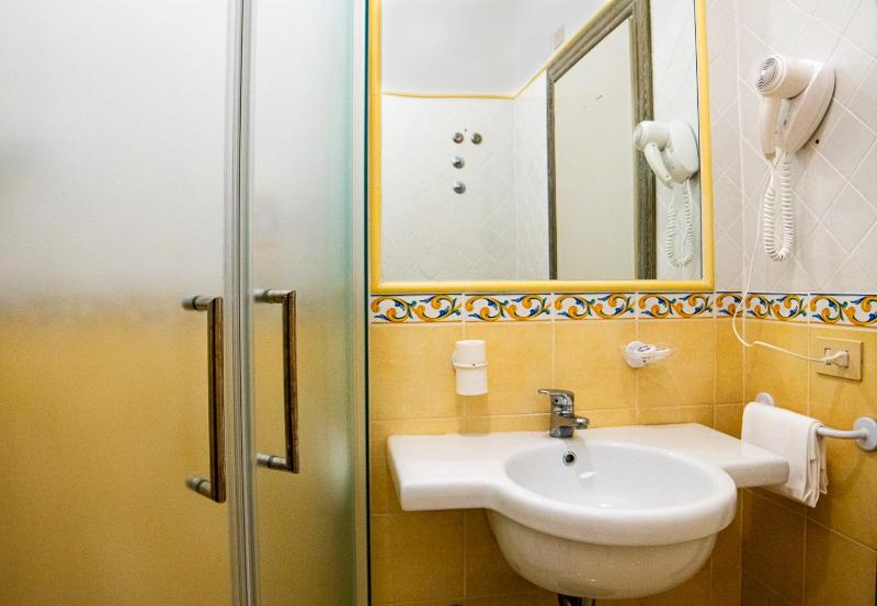 Economy Double Room image 3