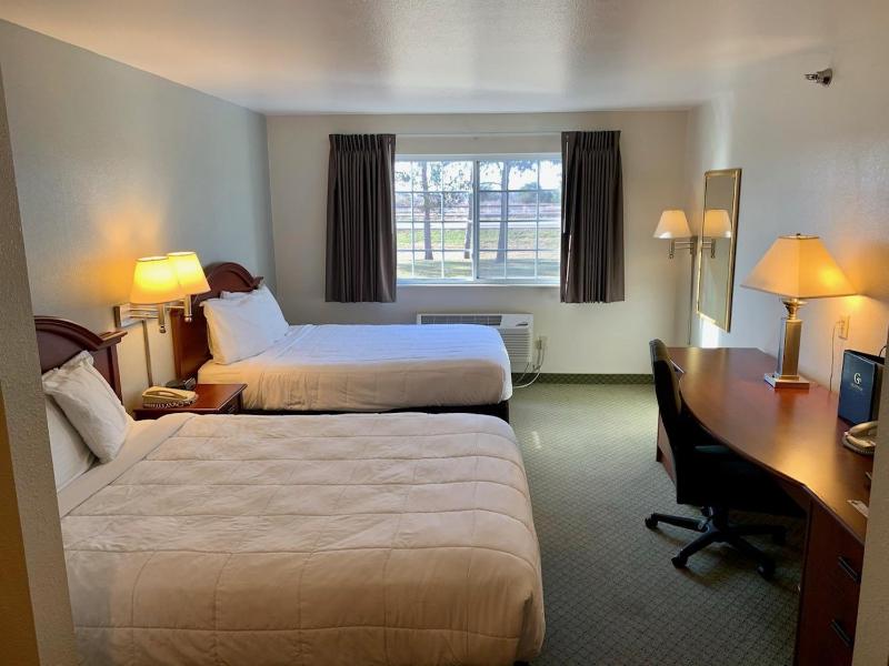 Standard Queen Room image 4