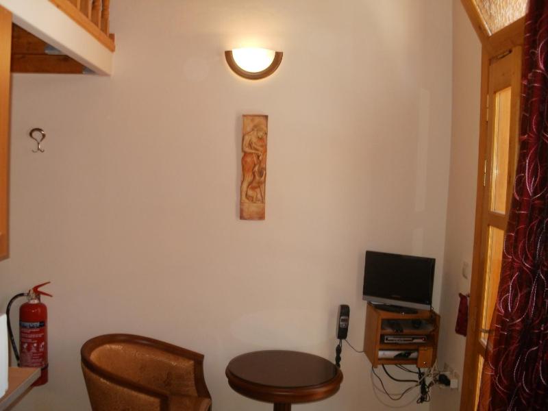 Twin Room with Balcony image 3