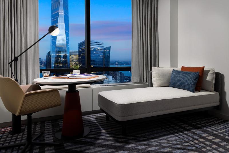 Recently Renovated Premier King - Hudson River View - High Floor image 4