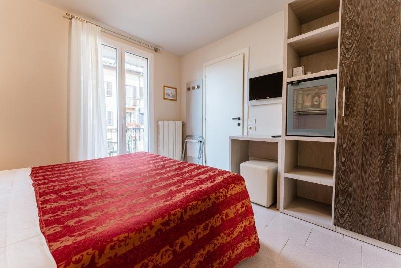 Standard Double Room image 3
