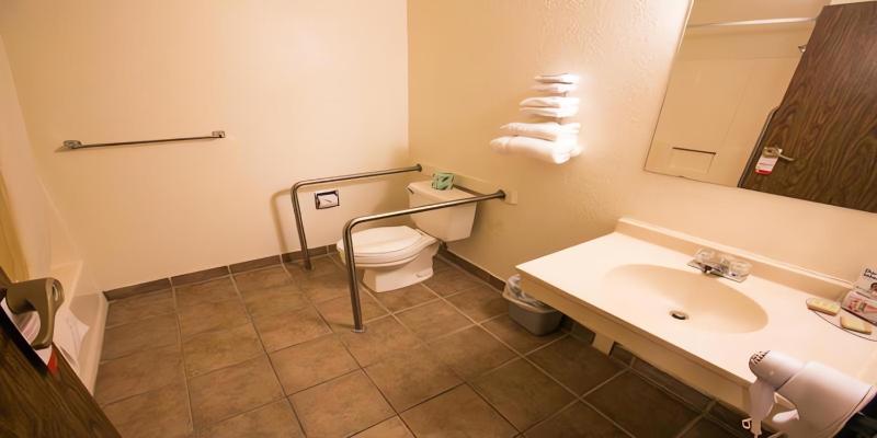 Queen Room - Disability Access/Non-Smoking image 2