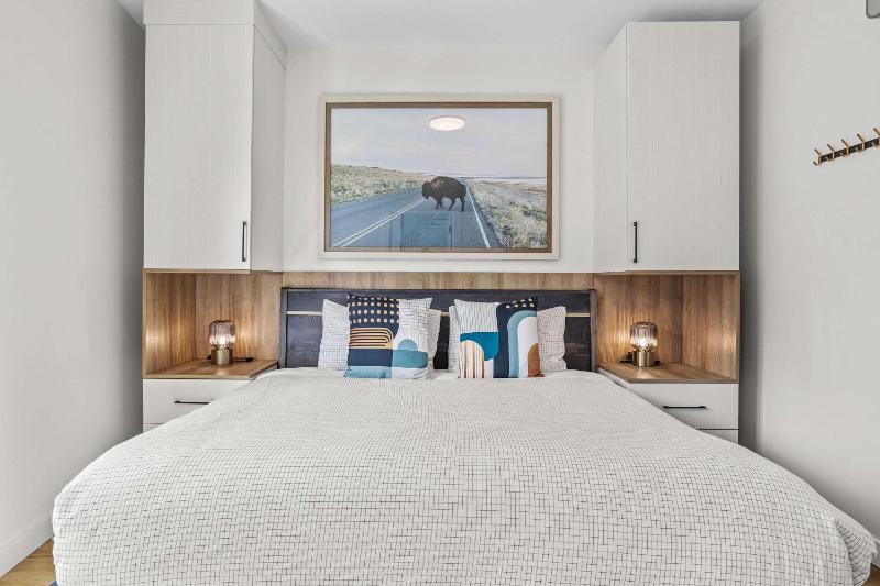 Scenic Views in a Luxurious Townhouse - image 25