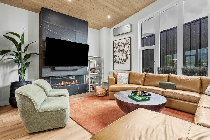 Scenic Views in a Luxurious Townhouse - image 38