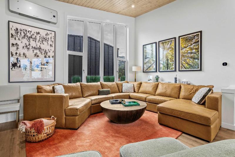 Scenic Views in a Luxurious Townhouse - image 9