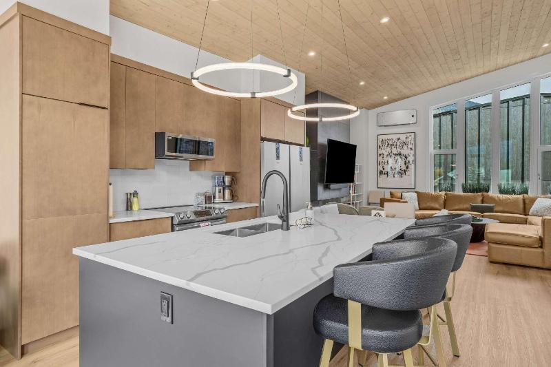 Scenic Views in a Luxurious Townhouse - image 7