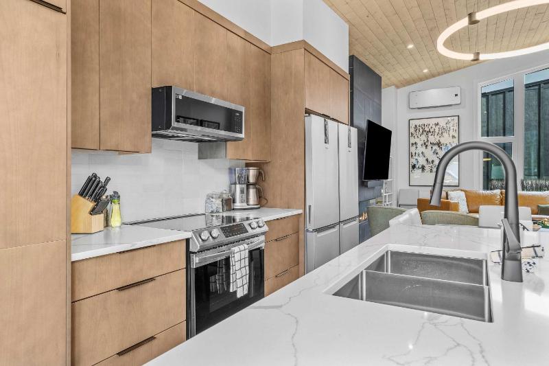 Scenic Views in a Luxurious Townhouse - image 34