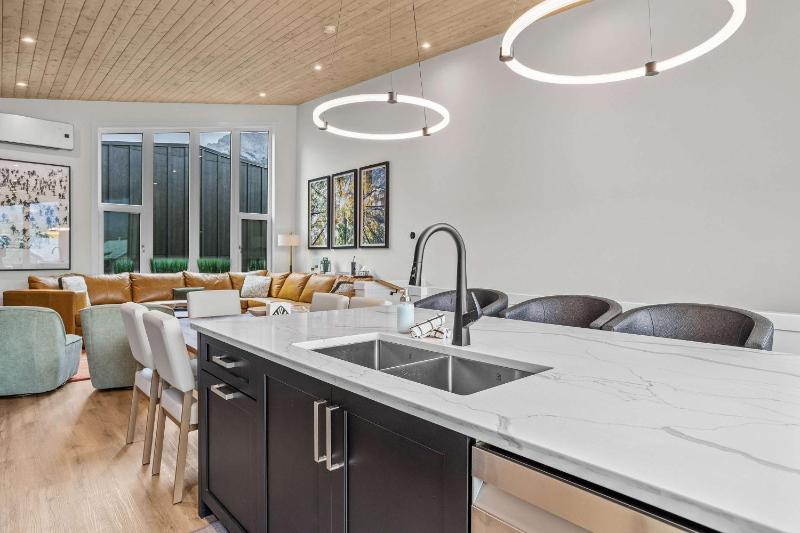 Scenic Views in a Luxurious Townhouse - image 15