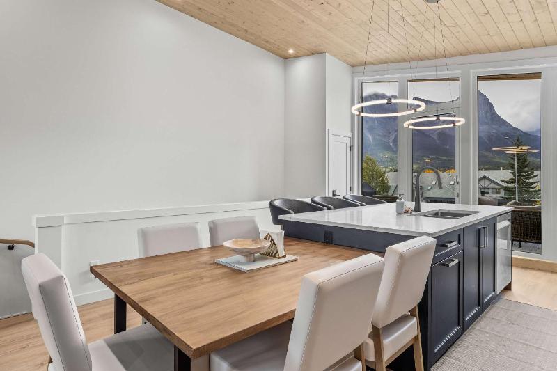 Scenic Views in a Luxurious Townhouse - image 30