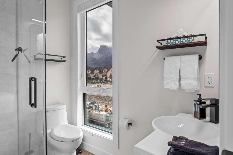 Scenic Views in a Luxurious Townhouse - image 31