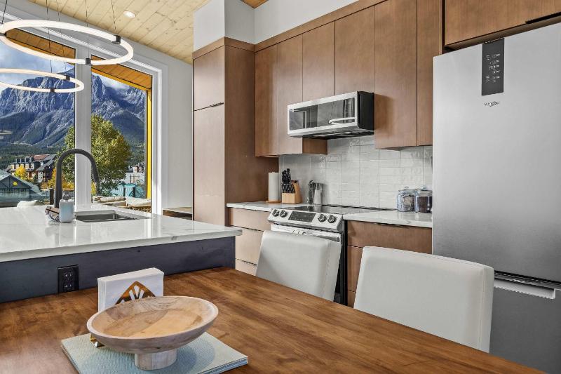 Scenic Views in a Luxurious Townhouse - image 37