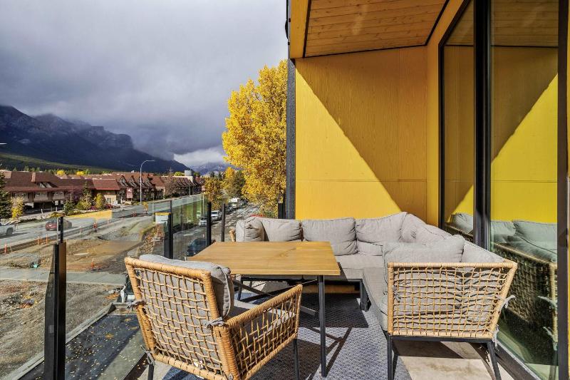 Scenic Views in a Luxurious Townhouse - image 12