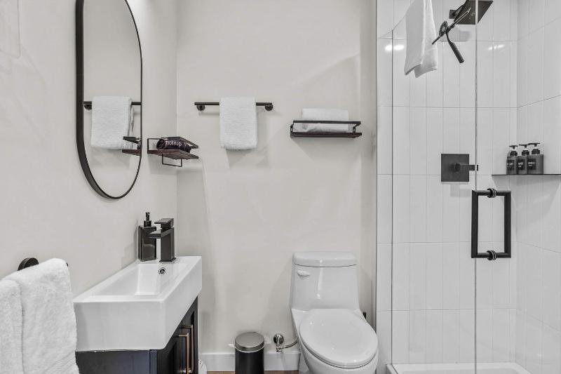 Scenic Views in a Luxurious Townhouse - image 11