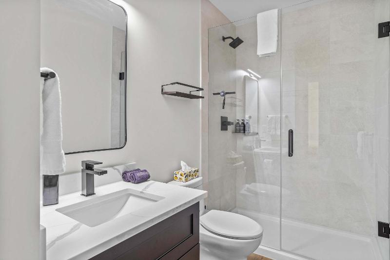 Scenic Views in a Luxurious Townhouse - image 20