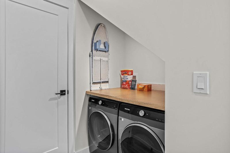 Scenic Views in a Luxurious Townhouse - image 16