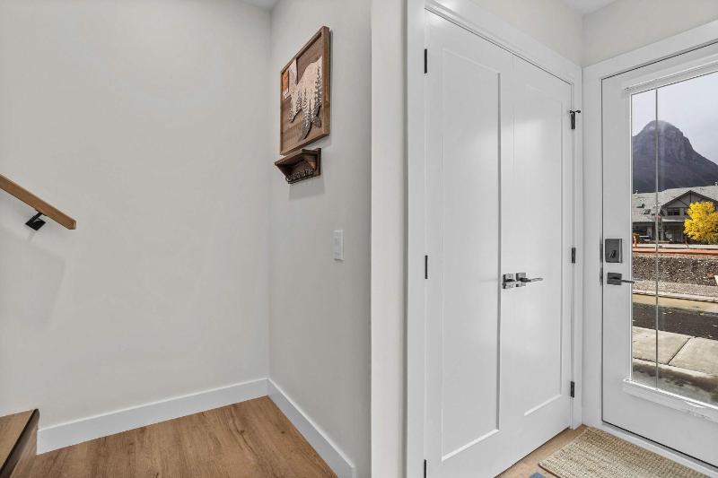 Scenic Views in a Luxurious Townhouse - image 26