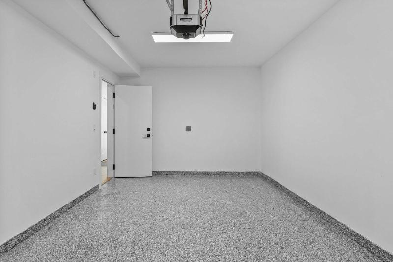 Scenic Views in a Luxurious Townhouse - image 29