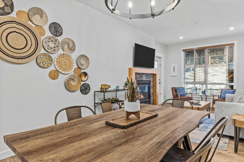 Stylishly Renovated Spring Creek Retreat - image 6
