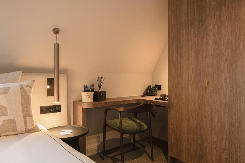 Deluxe Double Room image 4