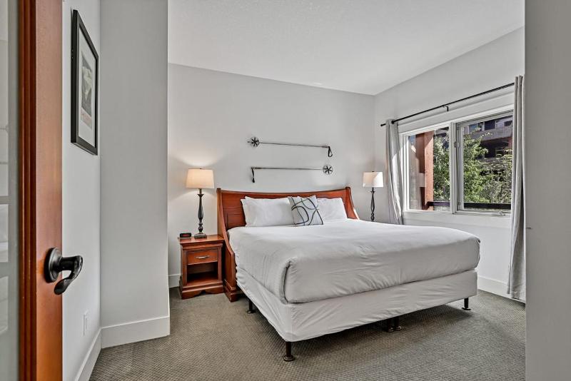 Classic Hideaway Elegant 2BD 2BTH - image 18