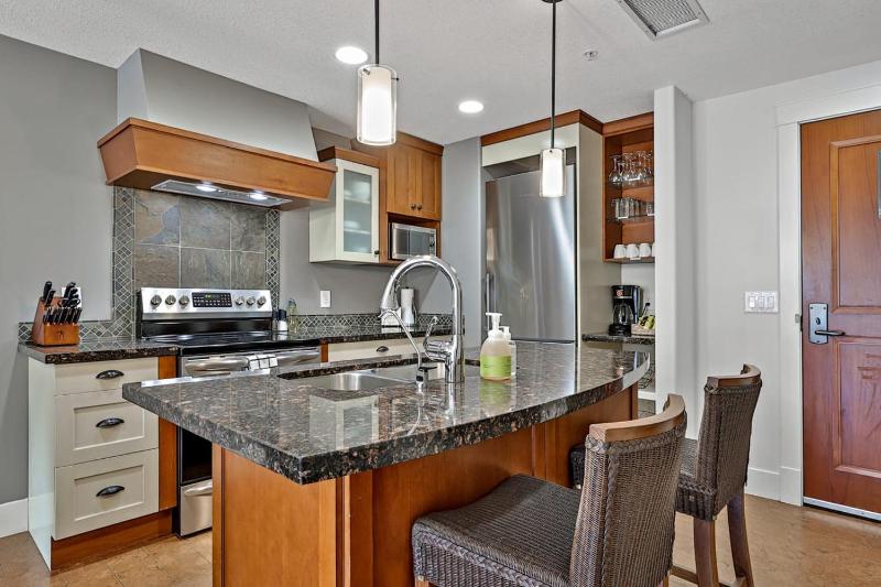 Classic Hideaway Elegant 2BD 2BTH - image 9