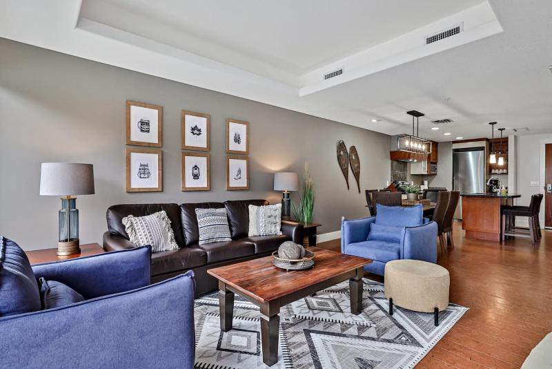Classic Hideaway Elegant 2BD 2BTH - image 1