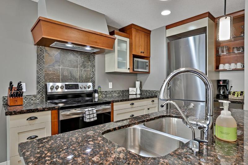 Classic Hideaway Elegant 2BD 2BTH - image 10