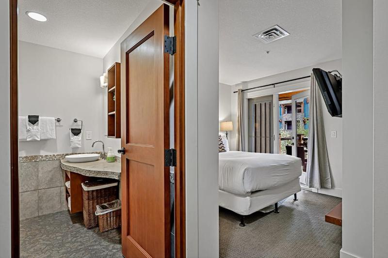 Classic Hideaway Elegant 2BD 2BTH - image 32