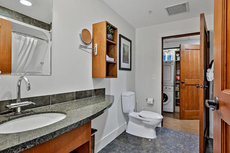 Classic Hideaway Elegant 2BD 2BTH - image 6