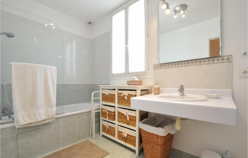 3 Bedroom Beautiful Home In Roquebrune-Sur-Argens - image 27