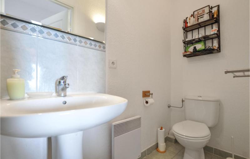 3 Bedroom Beautiful Home In Roquebrune-Sur-Argens - image 9
