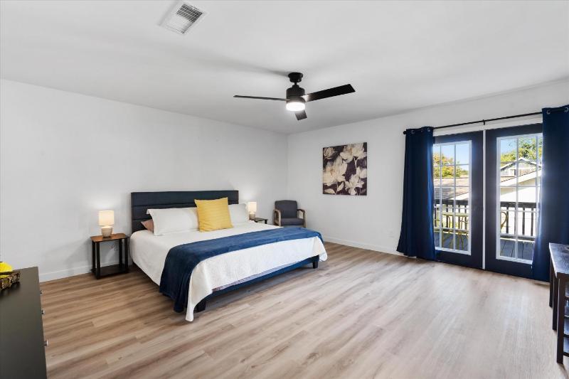 North Austin retreat with garage 5 min from Domain - image 25