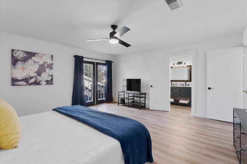 North Austin retreat with garage 5 min from Domain - image 17