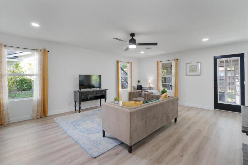 North Austin retreat with garage 5 min from Domain - image 32