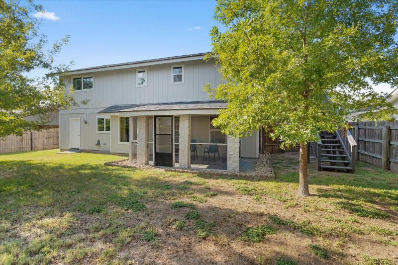 North Austin retreat with garage 5 min from Domain - image 12