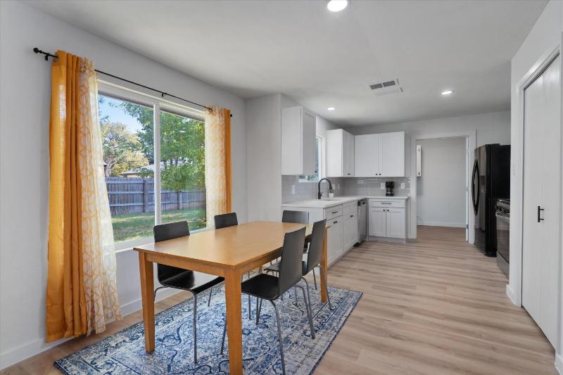 North Austin retreat with garage 5 min from Domain - image 27