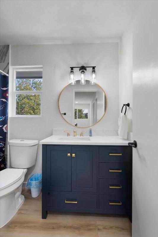 North Austin retreat with garage 5 min from Domain - image 16