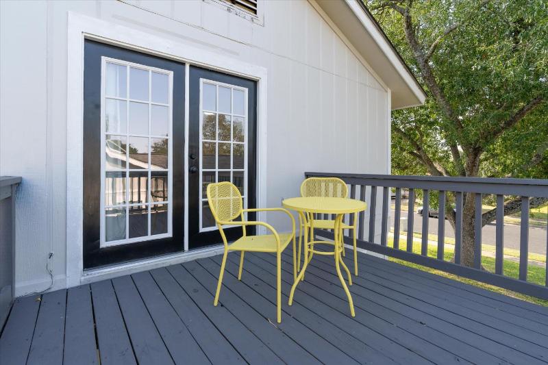 North Austin retreat with garage 5 min from Domain - image 3