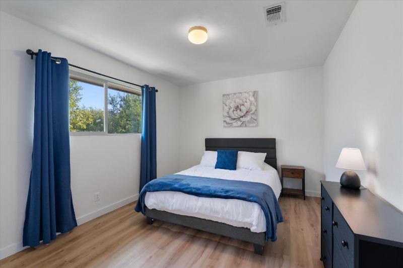 North Austin retreat with garage 5 min from Domain - image 34
