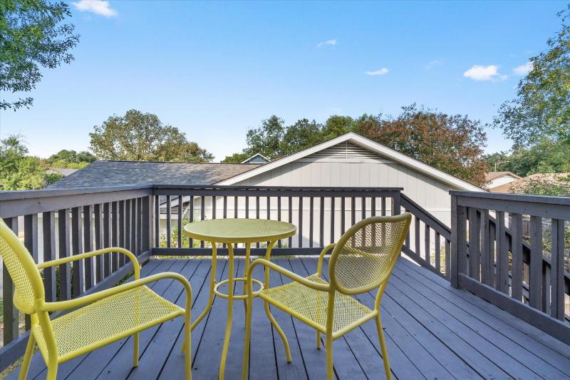 North Austin retreat with garage 5 min from Domain - image 14