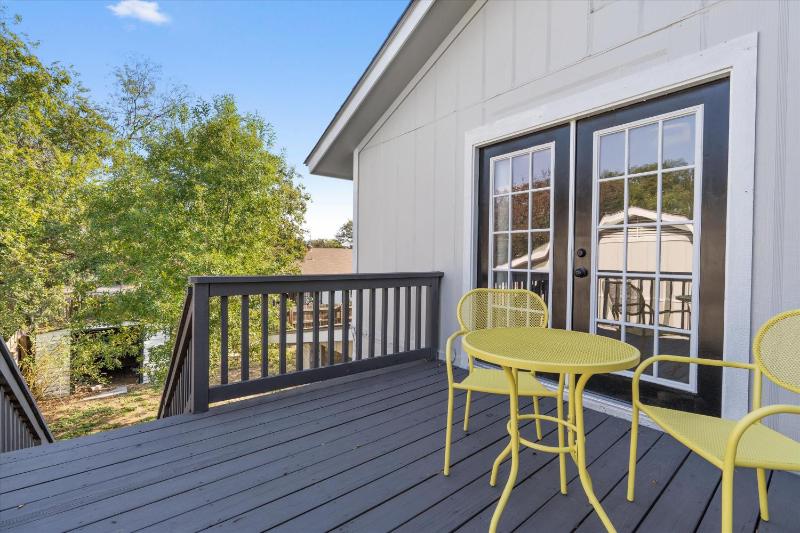 North Austin retreat with garage 5 min from Domain - image 21