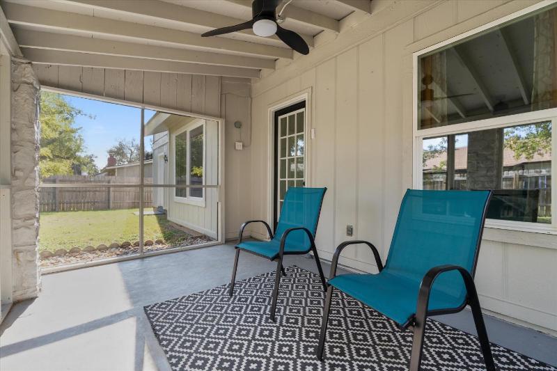 North Austin retreat with garage 5 min from Domain - image 33