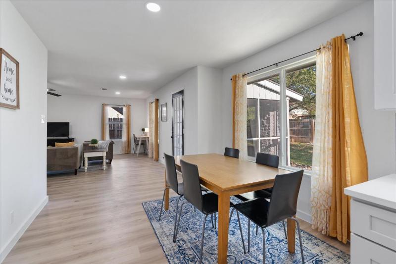 North Austin retreat with garage 5 min from Domain - image 31