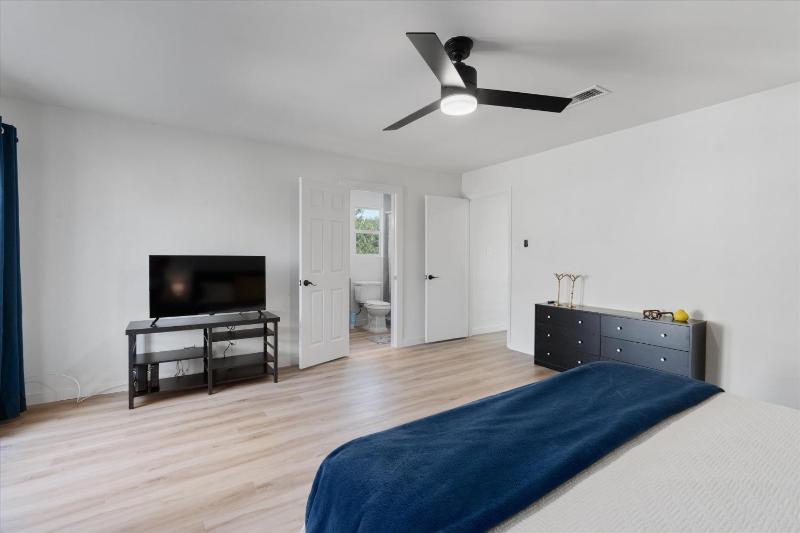North Austin retreat with garage 5 min from Domain - image 7