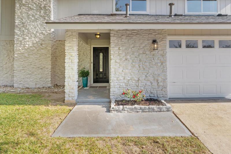 North Austin retreat with garage 5 min from Domain - image 30