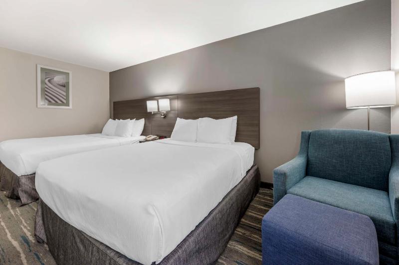 Queen Room with Two Queen Beds - Non-Smoking image 3