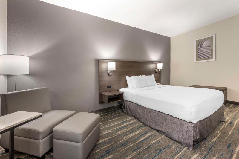 Queen Room with Walk-In Shower - Disability Access/Non-Smoking image 3