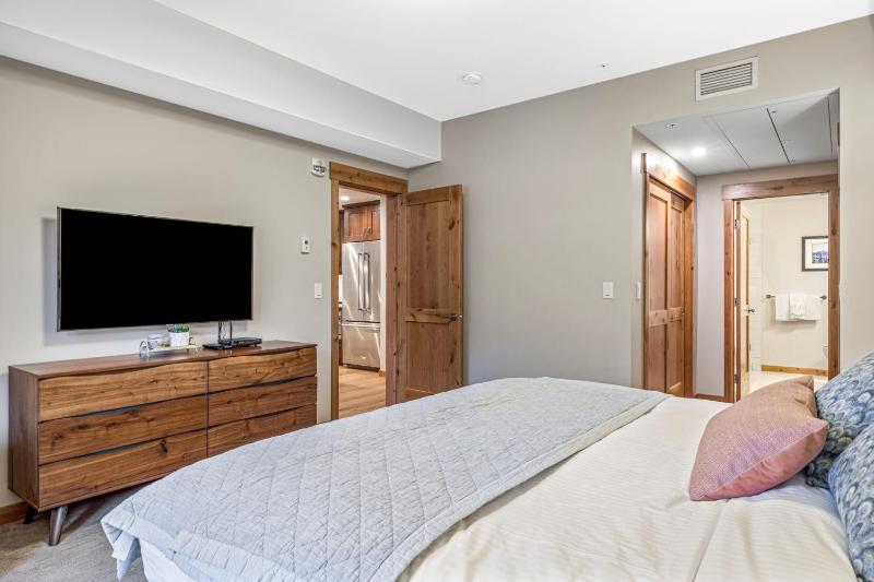 Alpine Serenity in Canmore - image 12